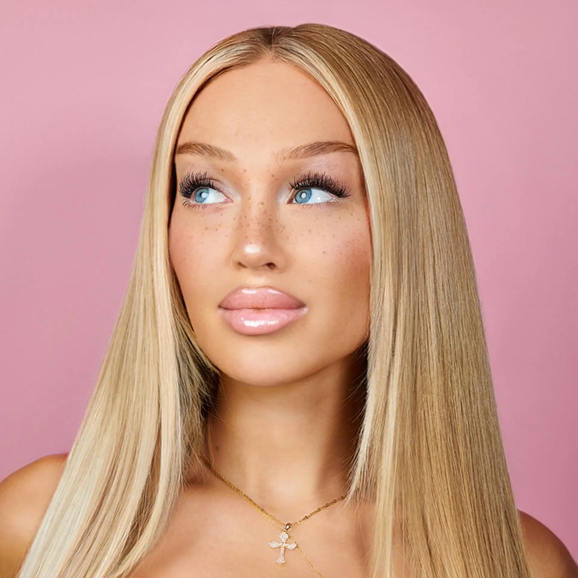 Model trägt Pretty Princess Merida DIY Lash-Extensions für einen femininen mittelstarken Augenaufschlag