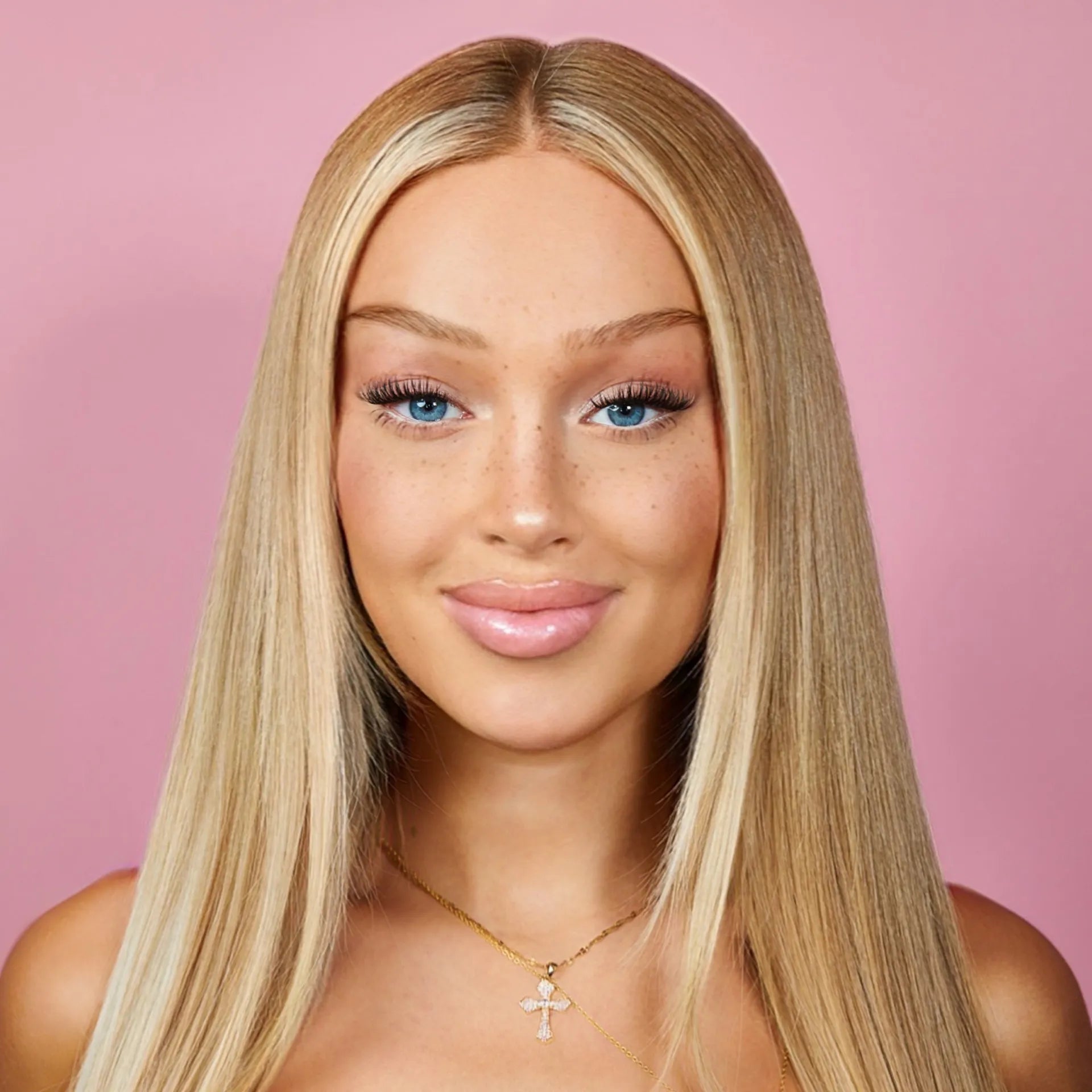Pretty Princess Merida DIY Lash-Extensions getragen für einen harmonischen natürlichen Studiolook