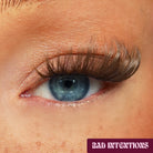 Bad Intentions DIY Lash-Extensions in Braun aufgetragen für einen soften dramatischen Lash-Look