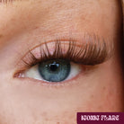 Iconic Flare DIY Lash-Extensions in Braun aufgetragen für einen softeren Cat-Eye Look
