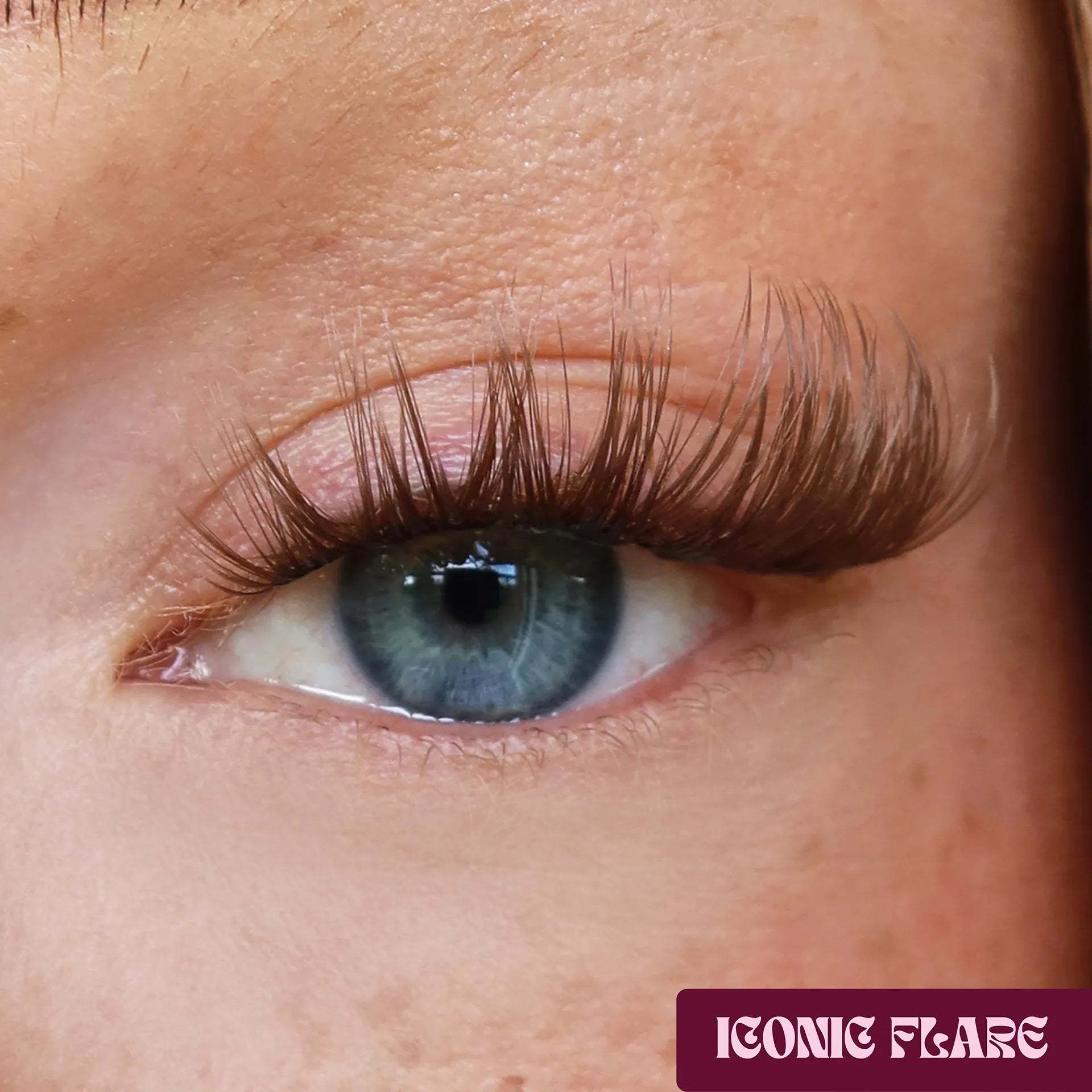 Iconic Flare DIY Lash-Extensions in Braun aufgetragen für einen softeren Cat-Eye Look