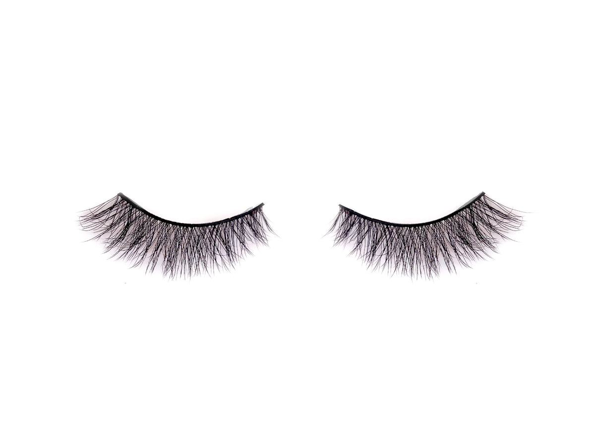 Emily Strip Lashes von Slaybabz für einen dezenten natürlichen Augenaufschlag
