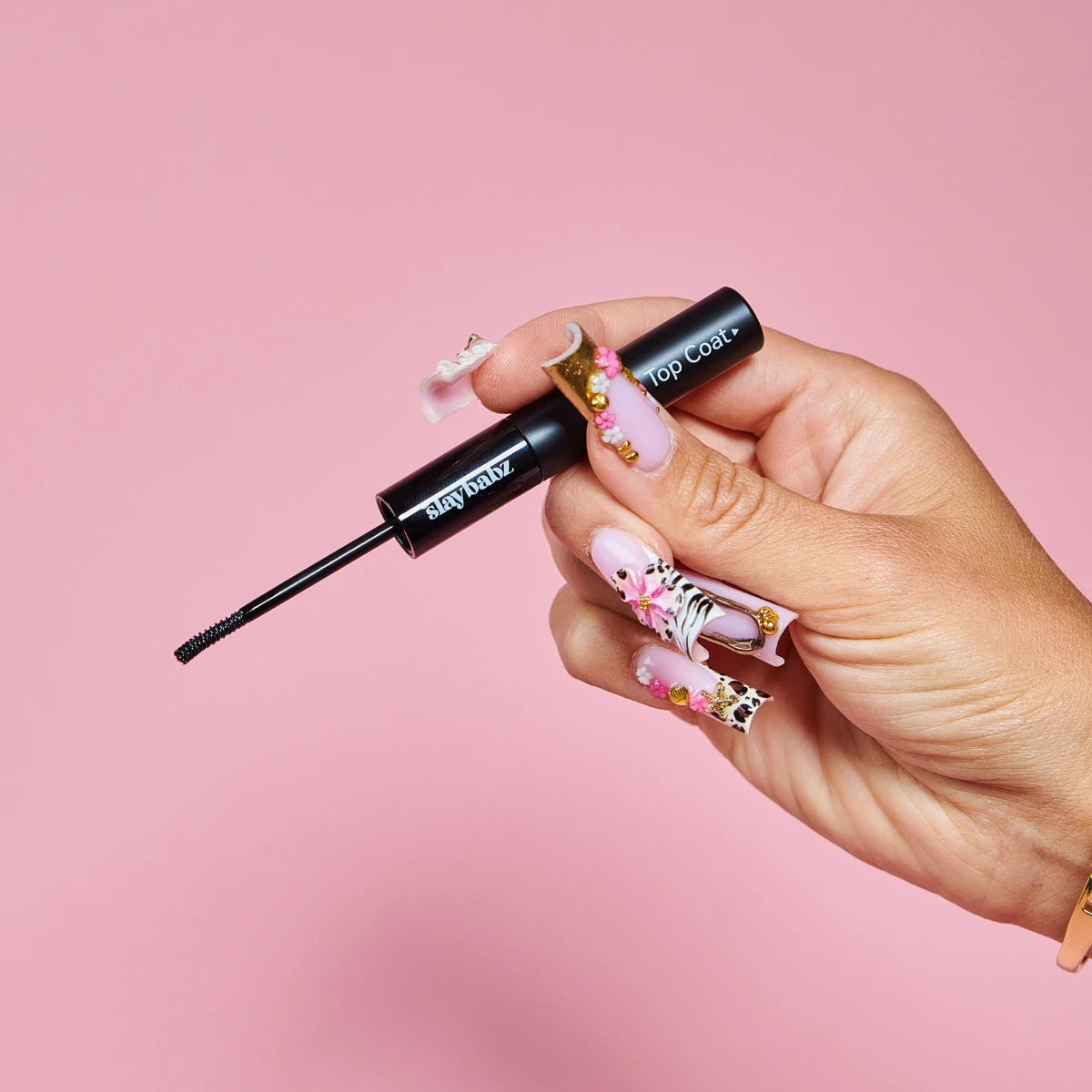 Slaybabz DIY Wimpernkleber wird mit Bürstchen auf die Naturwimpern aufgetragen