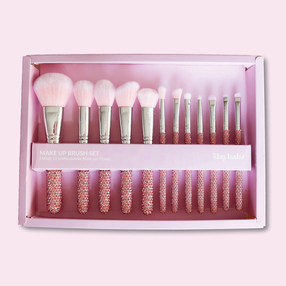 Slaybabz Make-up Brush Set mit 12 Pinseln aus veganem Kunsthaar auf rosa Hintergrund
