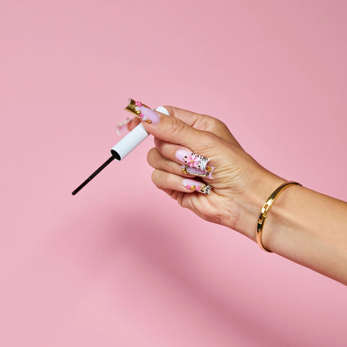 Slaybabz DIY Remover wird mit Micro-Bürstchen gezielt auf die Klebestellen aufgetragen