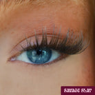 Savage Slay DIY Lash-Extensions in Braun aufgetragen für einen softeren dramatischen Lash-Look