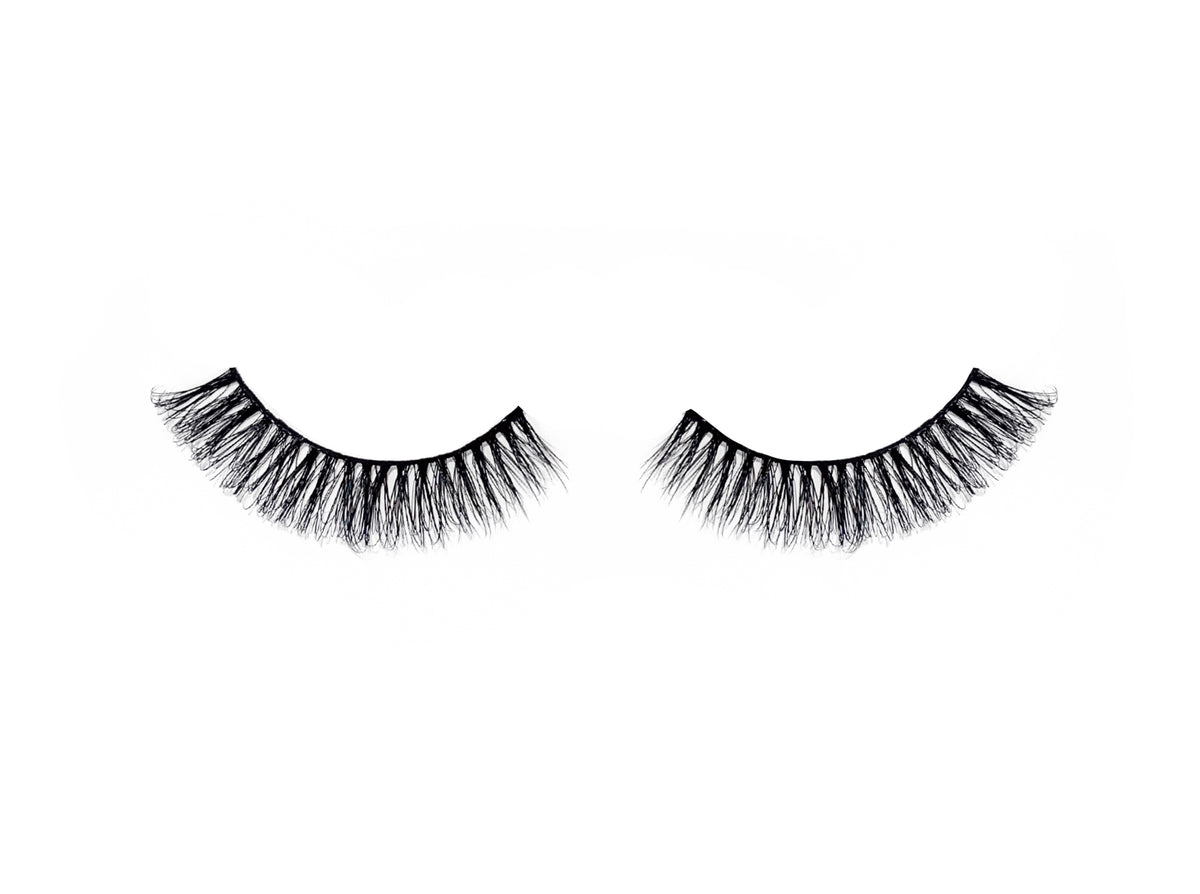 Lucie Strip Lashes von Slaybabz für einen natürlichen Cat-Eye Augenaufschlag
